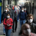 Nới lỏng phong tỏa, dân thế giới đổ ra đường vui chơi, tắm biển Noi long phong toa, dan the gioi do ra duong vui choi, tam bien hinh anh 1 1.jpg