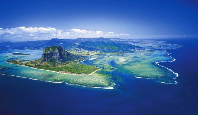 Bi an ve ngon thac duoi day bien o Mauritius hinh anh 1 12.jpg