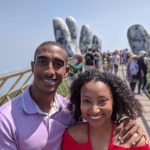 Vợ chồng Mỹ khen Việt Nam luôn an toàn: ‘Bất ngờ người dân luôn đeo khẩu trang’ Cặp đôi Christina và Ralph Clesca chụp ảnh kỷ niệm tại Cầu Vàng, Đà Nẵng /// Ảnh: NVCC