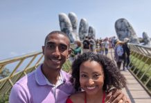 Vợ chồng Mỹ khen Việt Nam luôn an toàn: ‘Bất ngờ người dân luôn đeo khẩu trang’ Cặp đôi Christina và Ralph Clesca chụp ảnh kỷ niệm tại Cầu Vàng, Đà Nẵng /// Ảnh: NVCC