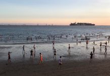 Hàng ngàn người đến bãi tắm Vũng Tàu khi hết ‘lệnh’ cấm tắm biển Hàng ngàn du khách được thỏa nỗi nhớ biển khi "lệnh" cấm tắm được gỡ bỏ ở Vũng Tàu.