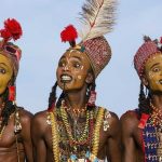 Những người đàn ông bị chê yếu đuối, tô môi đen để lấy vợ Nhung nguoi dan ong bi che yeu duoi, to moi den de lay vo hinh anh 1 2.jpg