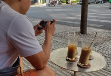 Đến Sài Gòn đừng quên uống cà phê sữa đá nhé Đến Sài Gòn đừng quên uống cà phê sữa đá nhé - Ảnh 1.