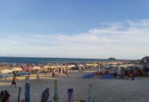 Bãi tắm công cộng ở Vũng Tàu đông nghịt người Bãi tắm công cộng sau 3 ngày mở cửa đông nghịt khách /// Ảnh: Nguyễn Long