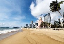 Nha Trang cho tắm biển trở lại từ 4.5 sau thời gian cách ly xã hội Biển Nha Trang vắng vẻ thời gian tạm dừng tắm biển để phòng chống dịch từ 1.4 /// Ảnh: Nguyễn Chung