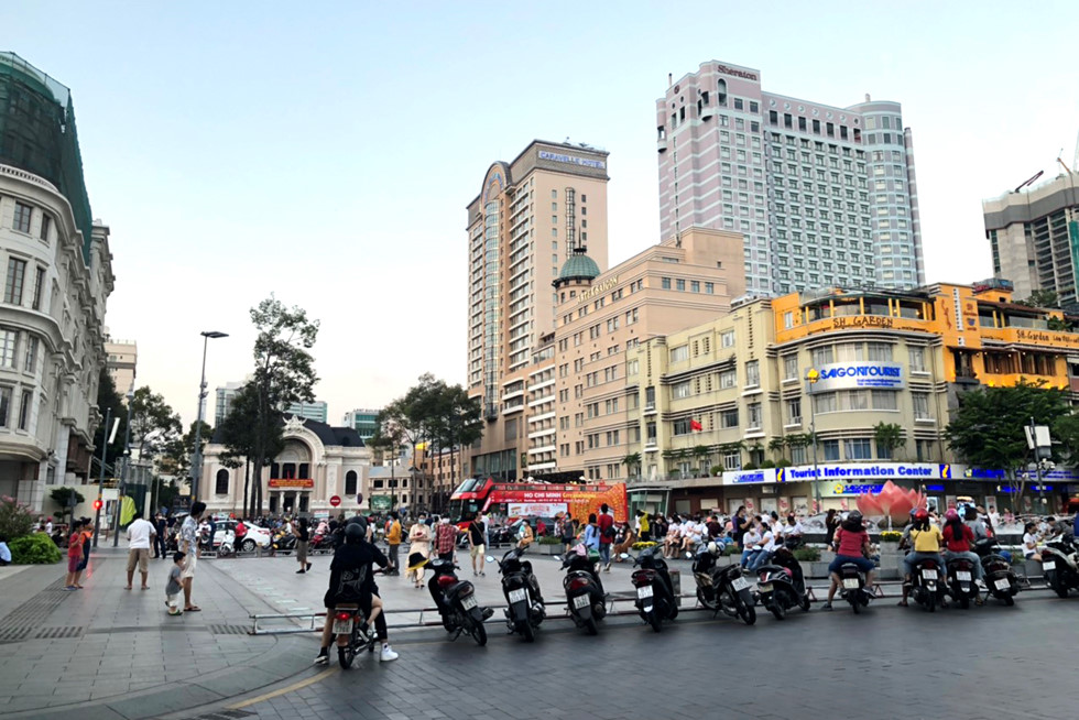 Người Sài Gòn và du khách vui mừng đổ về khu trung tâm chơi lễ  - ảnh 1
