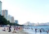 Nha Trang nhộn nhịp người tắm biển sau hơn một tháng bị cấm phòng dịch Covid-19 Bãi biển Nha Trang nhộn nhịp chiều 4.5 /// Ảnh: Nguyễn Chung