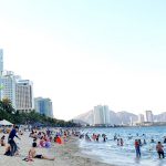 Nha Trang nhộn nhịp người tắm biển sau hơn một tháng bị cấm phòng dịch Covid-19 Bãi biển Nha Trang nhộn nhịp chiều 4.5 /// Ảnh: Nguyễn Chung