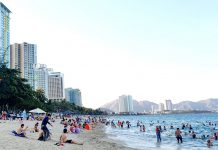 Nha Trang nhộn nhịp người tắm biển sau hơn một tháng bị cấm phòng dịch Covid-19 Bãi biển Nha Trang nhộn nhịp chiều 4.5 /// Ảnh: Nguyễn Chung