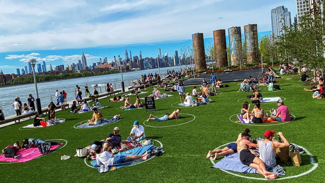 Ngộ nghĩnh “bãi đỗ dành cho người” tại công viên Brooklyn (Mỹ) - Ảnh 2.