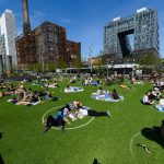 Ngộ nghĩnh “bãi đỗ dành cho người” tại công viên Brooklyn (Mỹ) Ngộ nghĩnh “bãi đỗ dành cho người” tại công viên Brooklyn (Mỹ) - Ảnh 1.