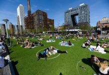 Ngộ nghĩnh “bãi đỗ dành cho người” tại công viên Brooklyn (Mỹ) Ngộ nghĩnh “bãi đỗ dành cho người” tại công viên Brooklyn (Mỹ) - Ảnh 1.