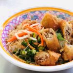 Vì sao miền Nam có tên gọi chả giò, miền Bắc gọi nem? Món bún chả giò rất thịnh hành ở Sài Gòn /// Giang Vũ