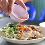 Vì sao người miền Nam chan ngập nước mắm khi ăn bánh cuốn? Người miền Nam ăn bánh cuốn hay bánh ướt đều chan nước mắm vào đĩa luôn. /// Henry Dương