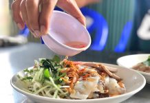 Vì sao người miền Nam chan ngập nước mắm khi ăn bánh cuốn? Người miền Nam ăn bánh cuốn hay bánh ướt đều chan nước mắm vào đĩa luôn. /// Henry Dương