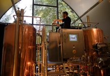 Pháp phải đổ 10 triệu lít bia xuống cống vì COVID-19 Pháp phải đổ 10 triệu lít bia xuống cống vì COVID-19 - Ảnh 1.