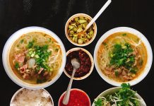 Độc lạ: Vì sao người ta ăn bún bò Huế với cơm nguội? Bún bò ăn với cơm là món ăn quen thuộc của nhiều người Huế