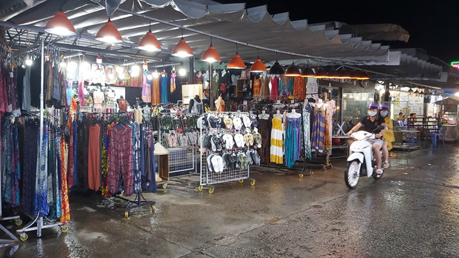Lễ 30.4-1.5: Chợ đêm Phú Quốc ít người bán, du khách cũng lác đác - ảnh 5