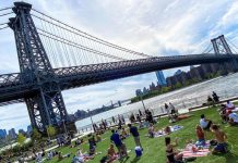 Âu – Mỹ dần nới lỏng hạn chế, bãi biển, công viên đầy ắp người Âu - Mỹ dần nới lỏng hạn chế, bãi biển, công viên đầy ắp người - Ảnh 1.