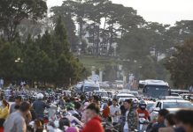 Hơn 76.000 lượt du khách đến Đà Lạt dịp lễ 30.4 Xe cộ chật kín Đà Lạt nhưng chủ yếu là xe cá nhân /// GIA BÌNH