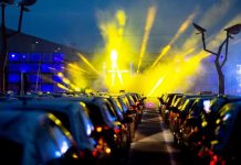 Ngồi ô tô xem concert, kiểu giải trí độc đáo mới thời COVID-19 Ngồi ô tô xem concert, kiểu giải trí độc đáo mới thời COVID-19 - Ảnh 1.