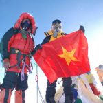 Người Việt Nam đầu tiên leo đỉnh Everest: Cuộc đời từ đó không còn sợ hãi Bùi Văn Ngợi cầm lá cờ Việt Nam trên nóc nhà thế giới Everest. /// NVCC