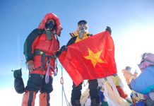 Người Việt Nam đầu tiên leo đỉnh Everest: Cuộc đời từ đó không còn sợ hãi Bùi Văn Ngợi cầm lá cờ Việt Nam trên nóc nhà thế giới Everest. /// NVCC