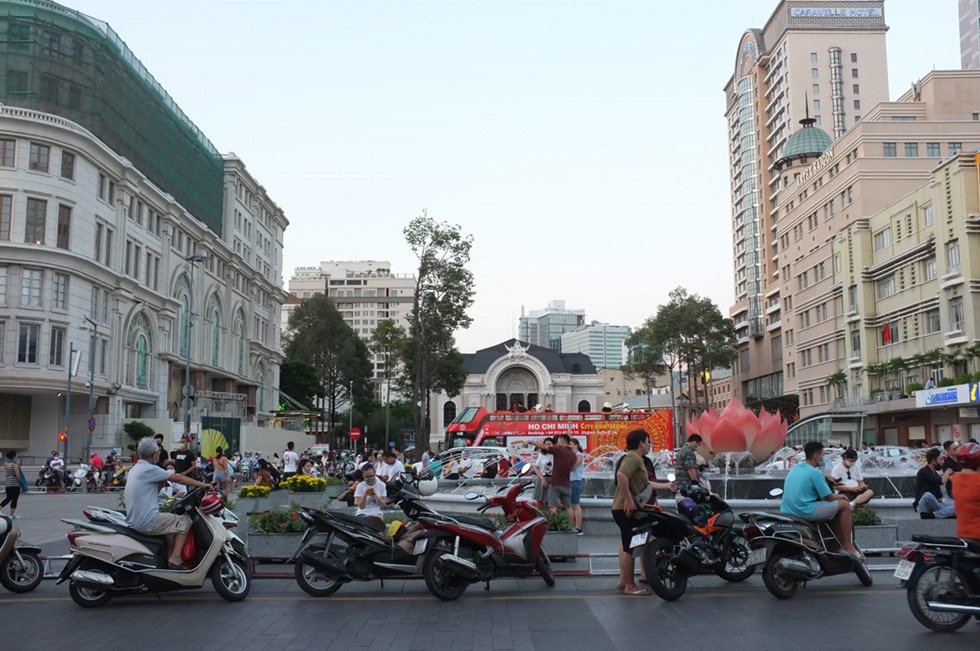 Người Sài Gòn và du khách vui mừng đổ về khu trung tâm chơi lễ  - ảnh 2