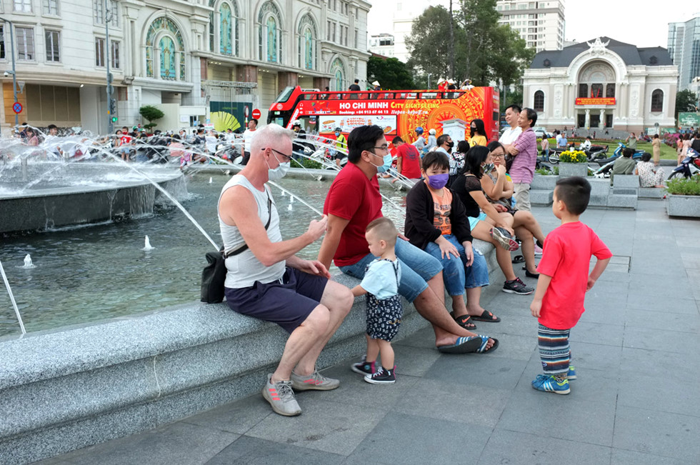 Người Sài Gòn và du khách vui mừng đổ về khu trung tâm chơi lễ  - ảnh 3