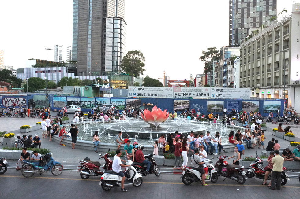 Người Sài Gòn và du khách vui mừng đổ về khu trung tâm chơi lễ  - ảnh 5