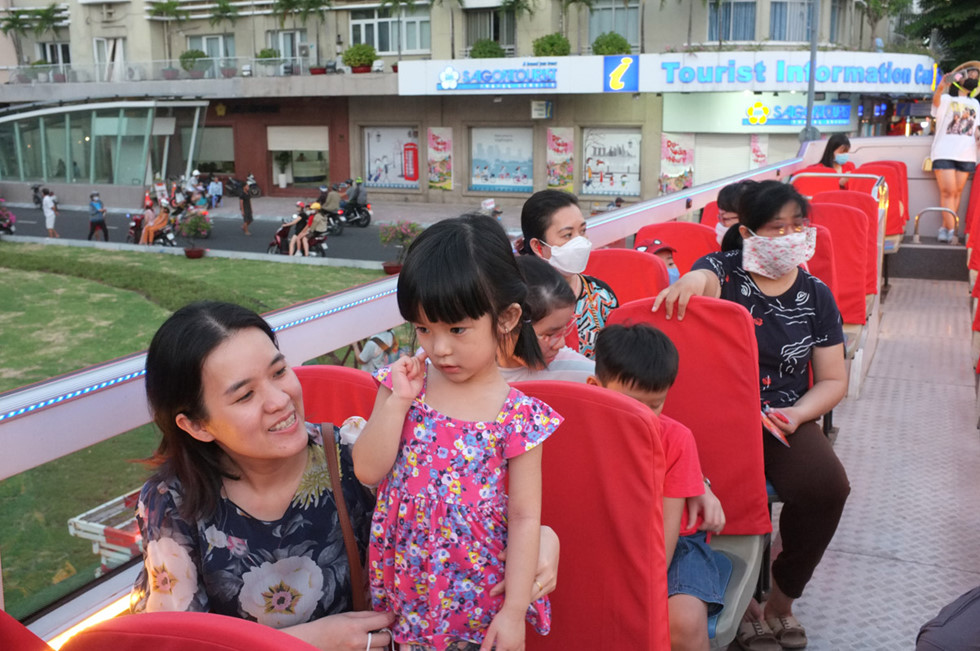 Người Sài Gòn và du khách vui mừng đổ về khu trung tâm chơi lễ  - ảnh 9