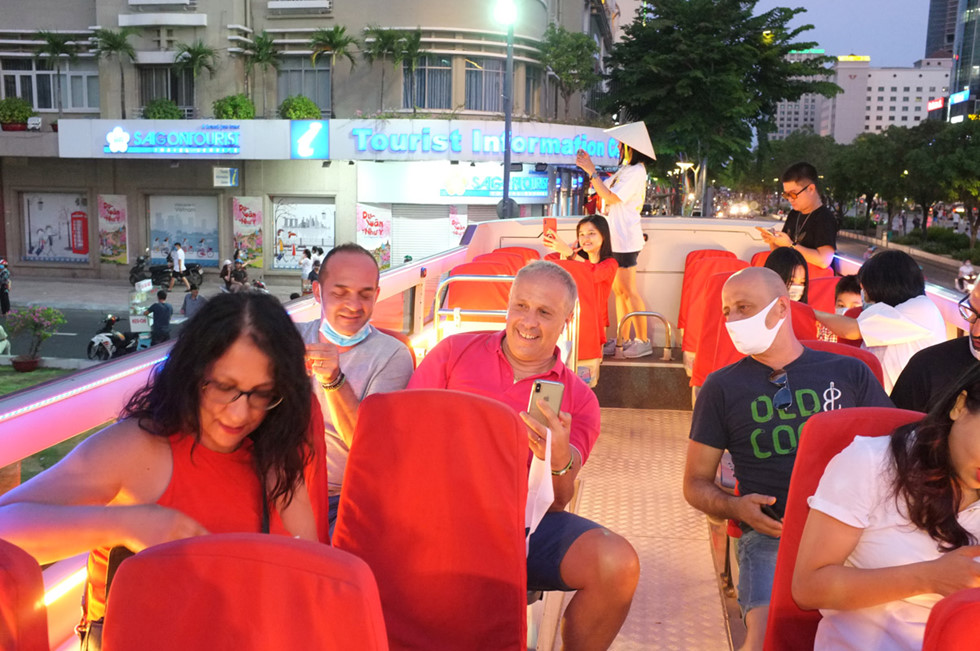 Người Sài Gòn và du khách vui mừng đổ về khu trung tâm chơi lễ  - ảnh 7