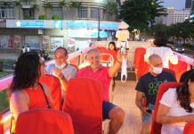 Người Sài Gòn và du khách vui mừng đổ về khu trung tâm chơi lễ Nhóm du khách Ý vui mừng lên xe buýt hai tầng để ngắm thành phố chiều 1.5 /// Giang Vũ