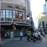 Khách Tây ở phố đi bộ: Nhớ một Bùi Viện sôi động, nhạc xập xình đêm thâu Khoảng 18 giờ tại phố Tây Bùi Viện, đa phần hàng quán đóng cửa, vắng vẻ khách Tây /// Trần Kim Anh