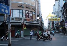 Khách Tây ở phố đi bộ: Nhớ một Bùi Viện sôi động, nhạc xập xình đêm thâu Khoảng 18 giờ tại phố Tây Bùi Viện, đa phần hàng quán đóng cửa, vắng vẻ khách Tây /// Trần Kim Anh