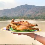 Về miền Tây lễ 30.4 ăn món độc lạ: Gà đốt hồ Ô Thum Gà đốt với lá chúc, đặc sản An Giang không thể quên khi về với hồ Ô Tmum. /// Henry Dương