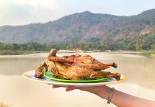 Về miền Tây lễ 30.4 ăn món độc lạ: Gà đốt hồ Ô Thum Gà đốt với lá chúc, đặc sản An Giang không thể quên khi về với hồ Ô Tmum. /// Henry Dương