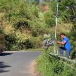 Nam du khách lên Đà Lạt thản nhiên bẻ hoa phượng tím gây bức xúc kể gì? Ông Tài vô tư bẻ hoa mang về /// G.B (chụp lại từ màn hình clip)