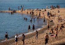 Các bãi biển châu Âu “vỡ trận” do nhiệt độ tăng cao Các bãi biển châu Âu “vỡ trận” do nhiệt độ tăng cao - Ảnh 1.