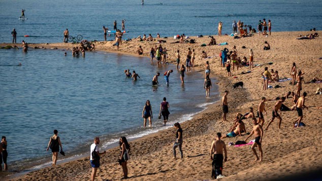 Các bãi biển châu Âu “vỡ trận” do nhiệt độ tăng cao - Ảnh 1.