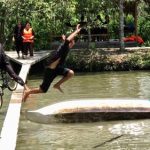 Sau cách ly chống Covid-19: Khách ùn ùn đến miệt vườn miền Tây tắm sông, hái trái Chạy xe trên cầu hẹp qua sông, một trò chơi hấp dẫn.