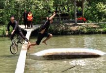 Sau cách ly chống Covid-19: Khách ùn ùn đến miệt vườn miền Tây tắm sông, hái trái Chạy xe trên cầu hẹp qua sông, một trò chơi hấp dẫn.