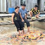 Nhiều nơi giảm phí tham quan, tăng sản phẩm để làm mới du lịch Sản phẩm du lịch mới “massage cá” của người dân Cồn Sơn (Cần Thơ) /// Ảnh: Đình Tuyển