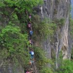 Cảnh sống khó tin ở ngôi làng cheo leo trên vách núi Cảnh sống khó tin ở ngôi làng cheo leo trên vách núi