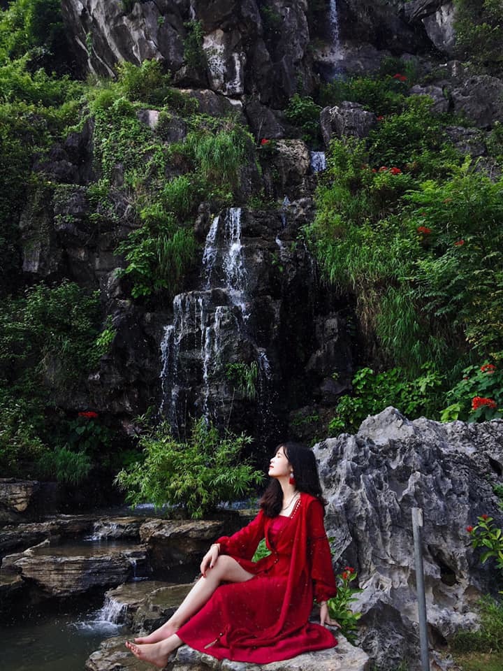 Vườn xương rồng, thác nước tuyệt đẹp dưới chân Hang Múa hút giới trẻ