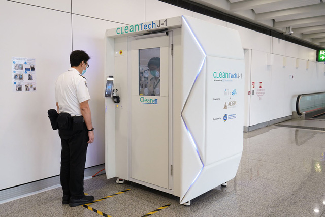 Sân bay Hồng Kông (Trung Quốc) thử nghiệm máy khử khuẩn toàn thân cho hành khách - Ảnh 2.