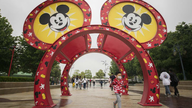 Chưa mở cửa trở lại, Disneyland Thượng Hải đã cháy vé - Ảnh 2.
