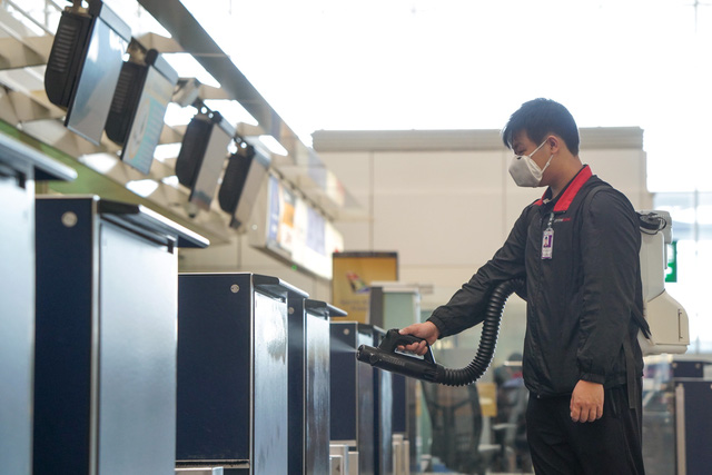 Sân bay Hồng Kông (Trung Quốc) thử nghiệm máy khử khuẩn toàn thân cho hành khách - Ảnh 3.