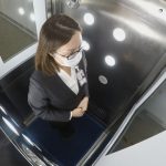 Sân bay Hồng Kông (Trung Quốc) thử nghiệm máy khử khuẩn toàn thân cho hành khách Sân bay Hồng Kông (Trung Quốc) thử nghiệm máy khử khuẩn toàn thân cho hành khách - Ảnh 1.