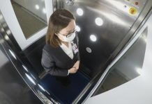 Sân bay Hồng Kông (Trung Quốc) thử nghiệm máy khử khuẩn toàn thân cho hành khách Sân bay Hồng Kông (Trung Quốc) thử nghiệm máy khử khuẩn toàn thân cho hành khách - Ảnh 1.